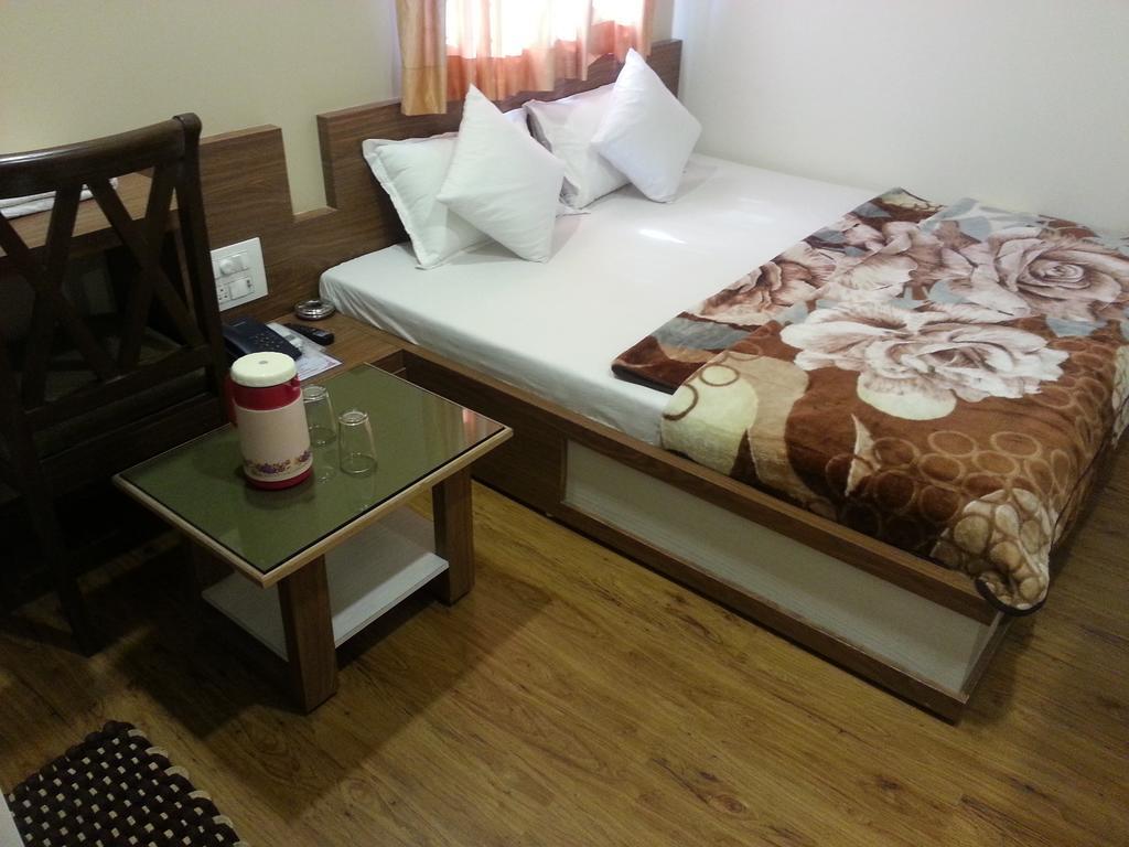 Hotel Oasis Bombaim Quarto foto